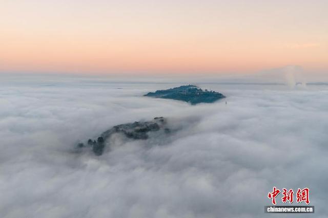 三峡库区沿江小镇现平流雾美景 云端摩天轮吸引游客打卡