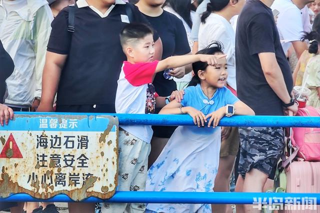热浪挡不住热情，青岛海滨游客如潮