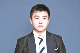 人形机器人背后有牛人图片