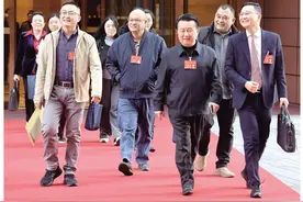 头版头条：怀揣基层声音和百姓期盼，广东两会代表委员报到图片