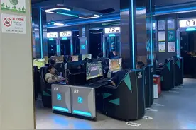 极目帮办｜湖北襄阳一网吧改建的消防通道不畅通，墙上却挂着验收合格证图片