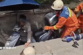 马尾一男子骑车分神，不慎跌入排水沟图片