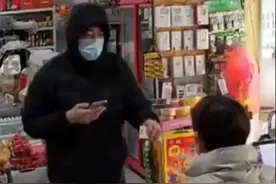 “你违法了，一万块私了”，男子买烟后拿出身份证，老板懵了……图片