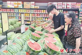 30元买10盒蓝莓、火龙果十元能买六七个……今夏水果很亲民图片