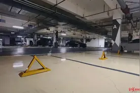 小区车位被安装地锁，业主质疑开发商“只售不租”逼人高价购买！多方回应图片