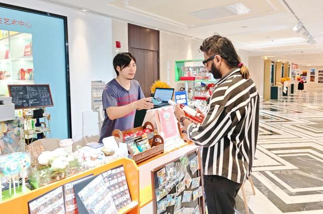 普陀这座“顶流”商场12岁啦，10米蛋糕、花车巡游、首店接连上新→