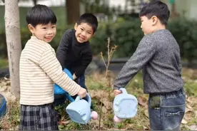 拥抱春天，播种希望——第二实验幼儿园开展植树节主题活动报道图片