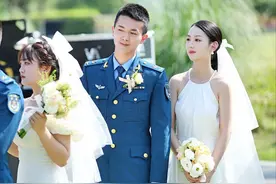 超甜！26个兵哥哥集体大婚 听军嫂们现场分享恋爱故事图片