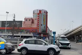 记者调查｜济南这家商城手提式灭火器年检超期 是谁的防火意识“压力”不达标？图片