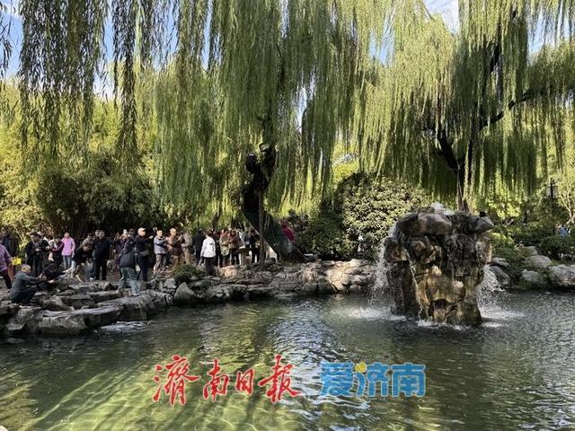 一年四季 泉在济南丨济南月牙飞瀑水量丰沛 引市民游客扎堆打卡