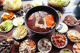 新春走基层｜公交休息室里的团年饭图片