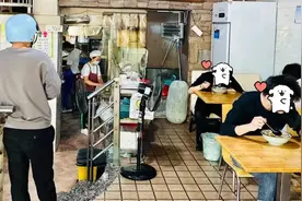 开了30年，坚持手工现做，弄堂里的小馄饨，每天有人排队尝鲜~图片