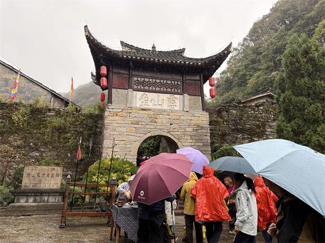 霞客之路·贵州首届山地徒步大会在云峰屯堡举行