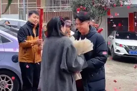 00后小伙把大学班主任娶回家：追了一年多开始恋爱结婚图片
