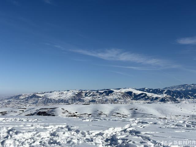 新疆的冬天亚克西丨天山脚下，1300余人为一场冰原雪地徒步赛奔赴江布拉克