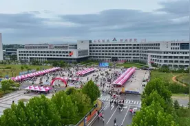 山东铝业职业学院6000多名新生报到图片