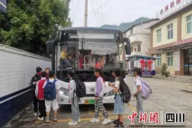 “回头”巡访解民忧 护航学生上学路图片