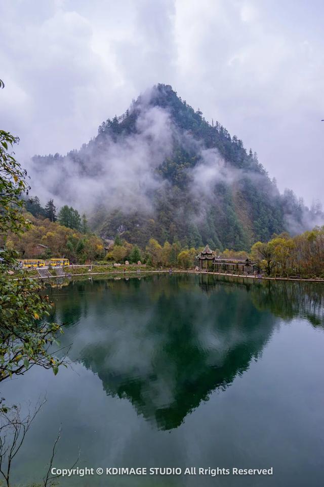 谁说西北只有戈壁？甘肃这座小城把云朵掰成碎絮，瀑布直接云端开闸！