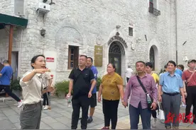 迎中秋庆国庆 60余名残障人士走进电影小镇图片