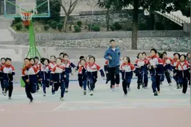大山深处的彩色篮球场图片