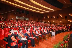 北京市妇联举办“跟党奋进新征程 巾帼建功新时代”首都巾帼风采展示暨表彰活动图片