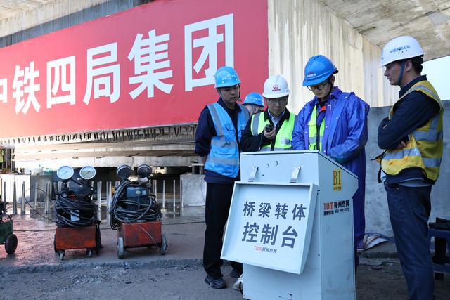 南邓高速跨浩吉铁路万吨桥梁精准“转身”