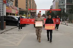 寒冬岁末，喜报上门！修文县军地联合开展送立功喜报活动图片