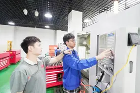 武汉市第二轻工业学校凭啥这么牛，技能赛场斩佳绩技能高考写传奇图片