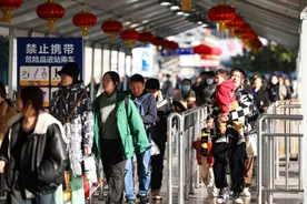 铁路上海站迎返程客流高峰，三大站候车室24小时开放图片
