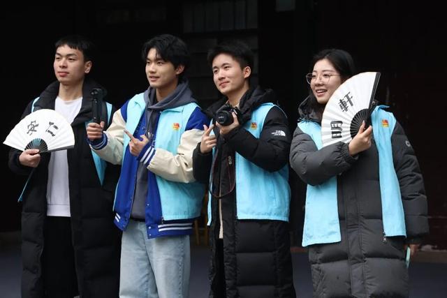 10名青年博主走进大邑安利大邑：“我在杜甫遥望的地方”！