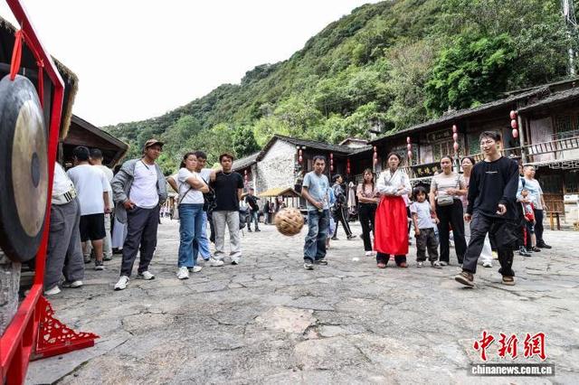 贵州安顺：民众走进云山屯感受六百年大明遗韵