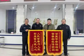 “爸，亲人找到了！家乡的土我也给您带回去……”图片