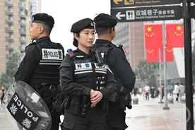 文武双全！国庆节解放碑街头的女特警找到了图片