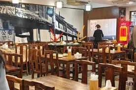 男童在餐厅茶杯中小便，邻桌顾客：饭店并未制止！老牌酒家冲上热搜，最新回应图片