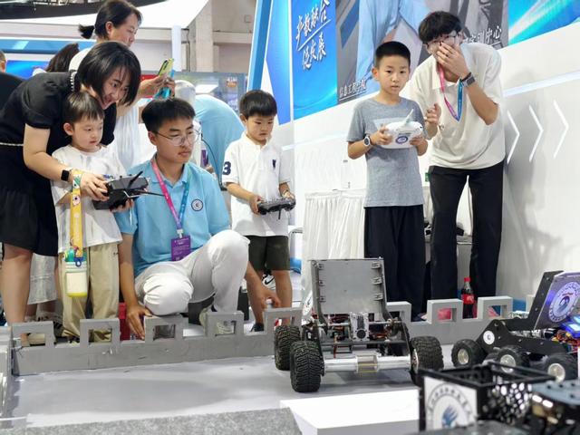 2025世界机器人大会，小朋友们开启“机”遇之旅