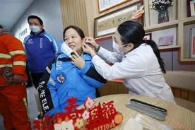 这个腊八节，送货人成“收货人”，送给户外劳动者的温暖礼包真贴心图片