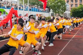 人人会拔河的衢州职业技术学院，上演了一场校园百人拔河对抗大场面图片
