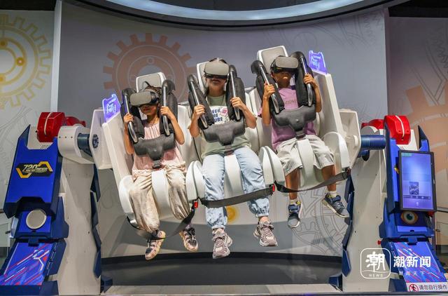科普伴假期 带着VR眼镜与智能机器人对话