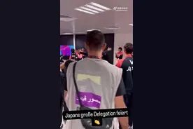 时隔64年夺男双冠军，日本队在后台恭喜户上隼辅和筱塚大登图片