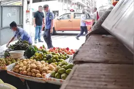 城管在水果店没人时收走整筐水果？执法流程规范才经得起质疑图片