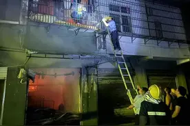 仙桃68岁老太被困火场，95后民警爬梯破窗救人图片