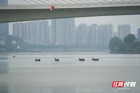 衡阳：湘江河上鼓声起 龙舟训练备战忙图片