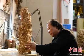 潮州木雕大师精雕细琢展“非遗”之美图片