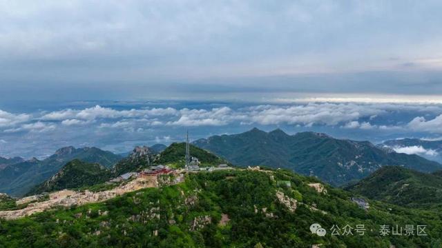 泰山雨霁：云雾织仙境，霞光染群峰，这泼墨山水里藏着夏日最治愈的奔赴