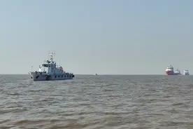 巨型炼油“移动城堡”！崇明海事局护航世界最大“海上移动炼油厂”顺利出厂图片