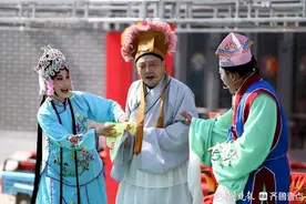 正月初三村头唱大戏，老戏迷们看入迷了图片