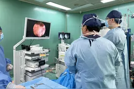 九旬老人受腰痛腿痛困扰，医生诊断发现病因是……图片