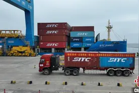 西部陆海新通道打火机外贸出口班轮首航图片