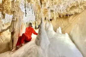 女子赤脚入洞穴引生态保护争议，律师：涉事个人存在被追责风险图片