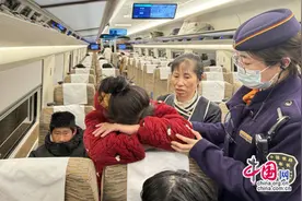 G505次列车：孕妇腹痛发作，列车热心救助图片